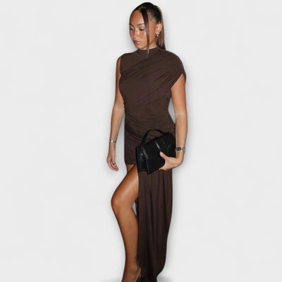 Lila - Stylish, slim-cut dress with round neckline and pleats